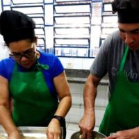 curso-como-cozinhar-pratos-diferentes-com-alimentos-da-cesta-basica-fotos-luis-gavapmc-53-scaled-e1753381915697-825x305