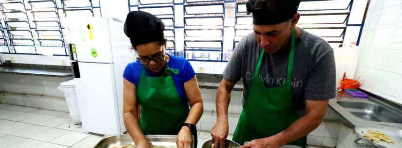 curso-como-cozinhar-pratos-diferentes-com-alimentos-da-cesta-basica-fotos-luis-gavapmc-53-scaled-e1753381915697-825x305